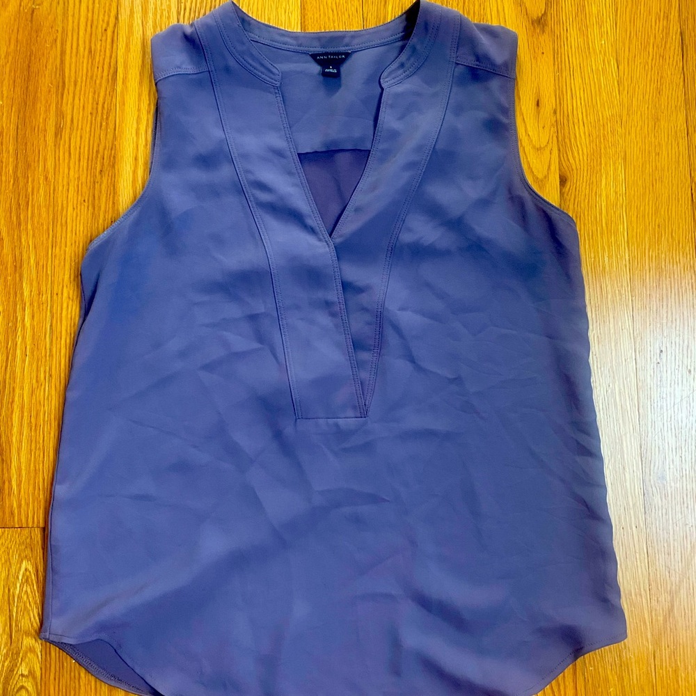 Ann Taylor sleeveless blouse. Mauve, inn good condition